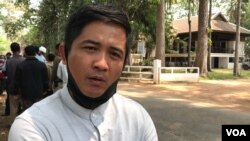 លោក ឃុន​ ថារ៉ូ​ មន្ត្រី​សម្របសម្រួល​ការងារ​នៃ​មជ្ឈ​មណ្ឌល​សម្ព័ន្ធ​ភាព​ការងារ​ និង​សិទ្ធិ​មនុស្ស​ហៅ​កាត់​ថា​ ​អង្គការ​សង់ត្រាល់​ ​(Central) ផ្តល់​បទសម្ភាសន៍​ជាមួយ​ VOA នៅមុខនៅមុខ​សាលាបារាំង​ចុង​បូព៌ាប្រទេស​ ថ្ងៃទី​ ១៦​ ខែមីនា​ ឆ្នាំ​២០២០។​ (ហ៊ុល រស្មី/VOA