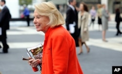 Liz Smith leaves the Celebration of Life Memorial ceremony for Walter Cronkite, Aug. 9, 2009, at Avery Fisher Hall in New York.