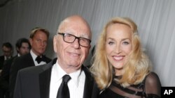 Ông Murdoch và cô Jerry Hall đã đính hôn hôm Chủ nhật tại Los Angeles.