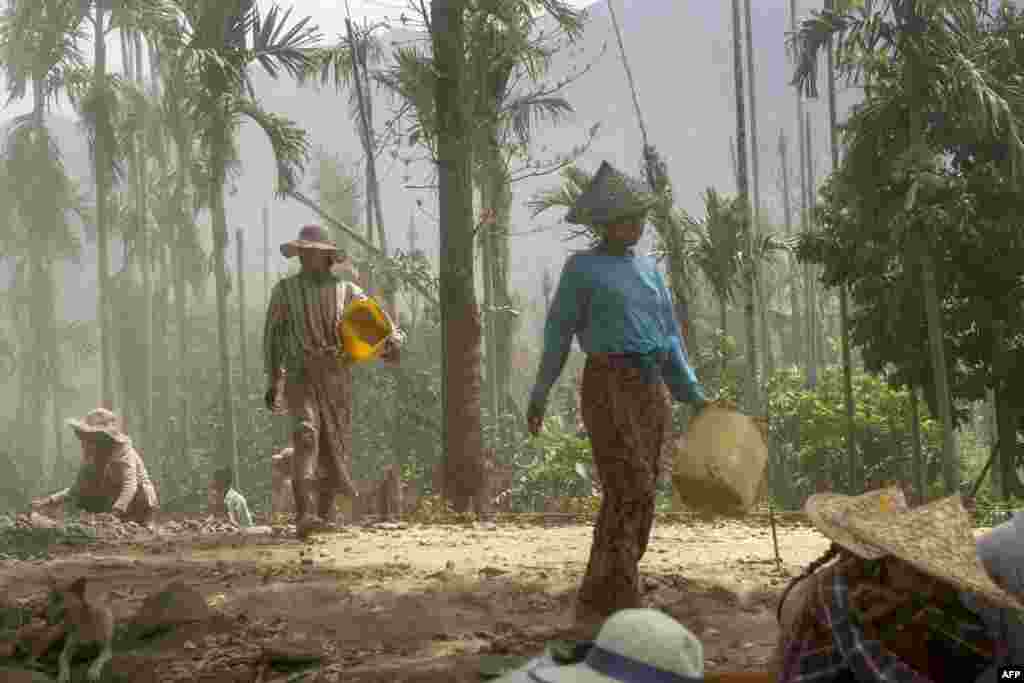 로힝야족에 대한 폭력사태가 발생했던 미얀마 라카인주 마웅다우에서 노동자들이 도로 작업을 하고 있다. 미얀마와 방글라데시는 지난해 11월 로힝야족 난민 전원을 2년 안에 귀국시키기로 합의했다. 하지만 난민들이 신변 안전과 시민권 문제로 귀국을 거부하면서 송환이 늦춰지고 있다.