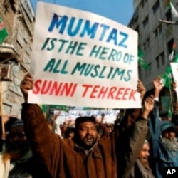 Supporters of the Sunni Tehreek religious party hold placards in support for Malik Mumtaz Hussain Qadri, the gunmen detained for the killing of Punjab Governor Salman Taseer, in Hyderabad, 09 Jan 2011.