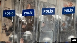 土耳其防暴警察列陣對付示威人士