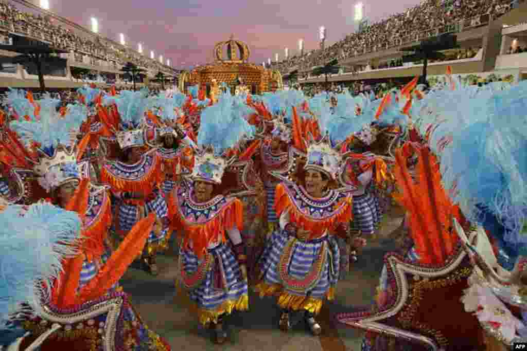 Đoàn biểu diễn của trường samba Unidos da Vila Isabel tham gia Lễ Hội tại Sambadrome ở Rio de Janeiro, Brazil hôm 20/2/12 (AP)