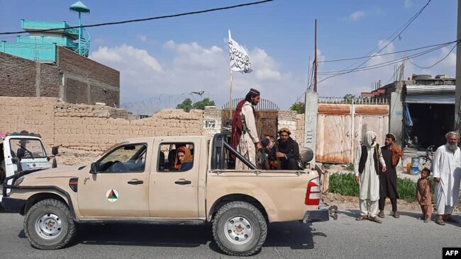 Talebanët duke ngarë një makinë të ushtrisë afgane
