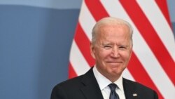 Presidenti Biden përshëndet gazetarët në Gjenevë