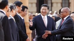 中國國家主席習近平（中）3月26日在南非會見南非總統祖馬（右）