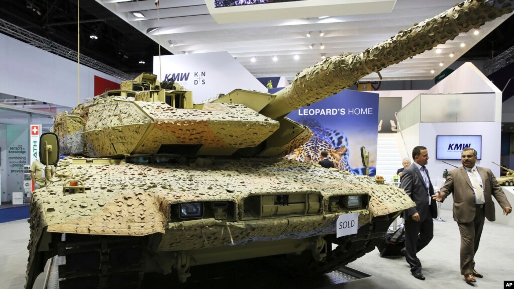资料照片：阿联酋国际防务展览会上售出的德国豹式坦克。(2017年2月22日）(photo:VOA)