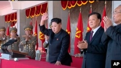  金正恩(中)2015年10月10日同劉雲山(右二)一道觀看北韓"勞動黨"建黨70周年閱兵式。