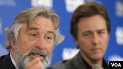Robert De Niro en septiembre de 2010 junto al actor Edward Norton, durante una conferencia de prensa en Toronto, para promocionar el filme "Stone".