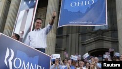 Republican U.S. presidential candidate Mitt Romney give the thumbs up to supporters at the Chillicothe Victory rally in Chillicothe, Ohio, August 14, 2012. 