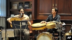 Ronnie Malley (L) and George Lawler of the group Lamajamal performing at a recent seminar at the Georgetown Center for Contemporary Arab Studies in Washington, DC