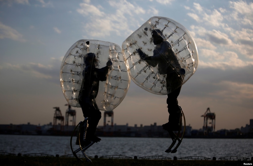 Ryoichi Ando de 27 años, un investigador de realidad virtual e inventor de "Bubble Jumper", compite con su oponente en Tokio, Japón, el 13 de abril de 2017.