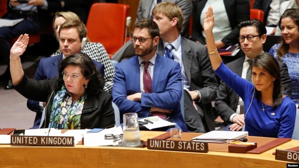 Bà Nikki Haley (phải) giơ tay bỏ phiếu chống một dự thảo nghị quyết của Nga, lên án việc oanh kích vào Syria hôm 14/4.