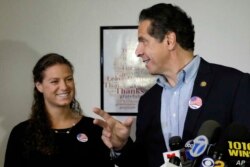 El gobernador de Nueva York, Andrew Cuomo, y su hija, Cara Cuomo, izquierda, en la iglesia presbiteriana de Mount Kisco, in Mt. Kisco, N.Y. el 6 de noviembre de 2018 . Tuesday, Nov. 6, 2018.