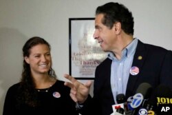 El gobernador de Nueva York, Andrew Cuomo, y su hija, Cara Cuomo, izquierda, en la iglesia presbiteriana de Mount Kisco, in Mt. Kisco, N.Y. el 6 de noviembre de 2018 . Tuesday, Nov. 6, 2018.