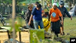 Warga mengangkut jenazah seorang korban tewas akibat tsunami di Palu, Sulawesi Tengah, Sabtu (29/9). 