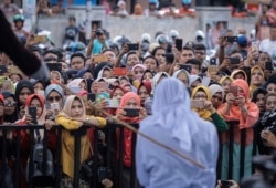 Hukum cambuk di depan masjid Banda Aceh, 20 April 2018. (Foto: dok).