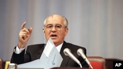 Soviet President Mikhail Gorbachev talking before the Congress of People's Deputies during a debate on his proposal to transform the Soviet Union into a confederation of sovereign states in Moscow, September. 4, 1991 (file photo).