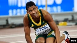 Le Sud-Africain Wayde Van Niekerk s'accroupit sur la piste après avoir remporté finale du 400m lors des Championnats du monde au Stade national, également connu sous le nom de Nid d'oiseau, à Pékin, Chine, 26 août 2015. epa/ FRANCK ROBICHON