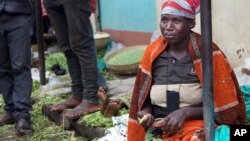 Une Burundaise dans le marché d'Abugarama, près de Bujumbura, le 14 décembre 2015. (AP Photo/Melanie Gouby)