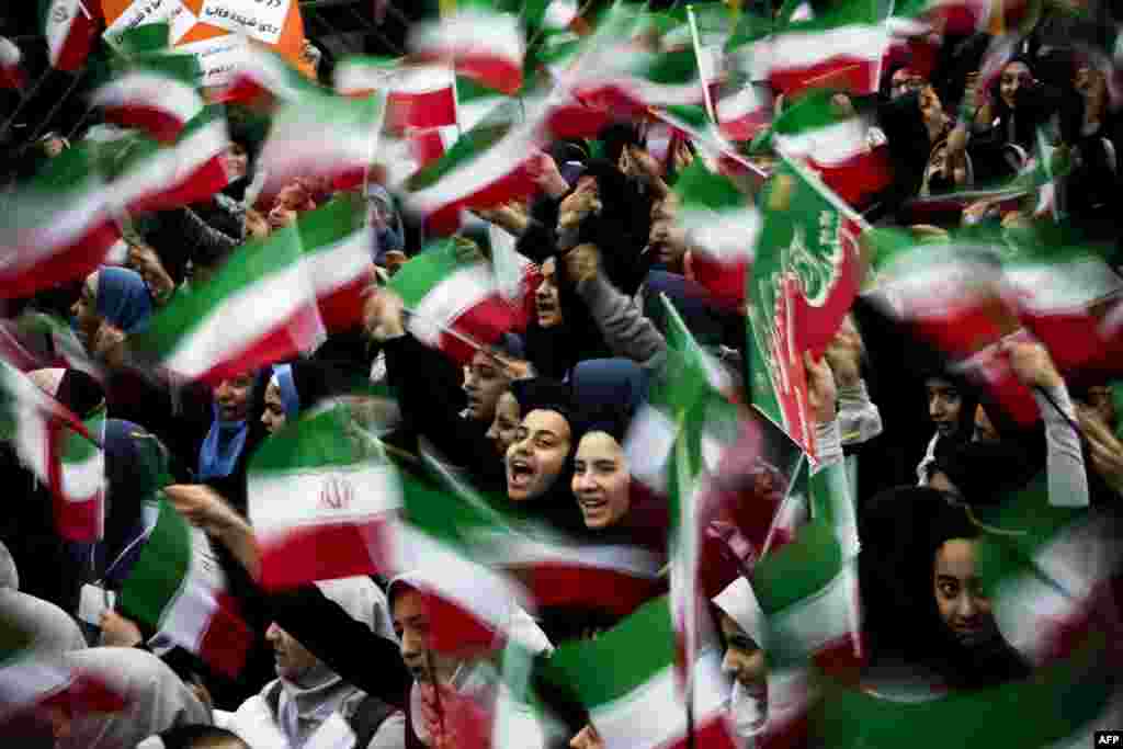دانشجویان دختر در ۳۶ مین سالروز پیروزی انقلاب اسلامی در ایران پرچم های کشور شان را در میدان آزادی تهران به اهتزاز آورده بودند