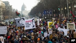 Demonstranti na Pensilvanija aveniji u Vašingtonu 