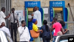 4일 라이베리아 몬로비아 시의 한 은행이 에볼라 감염 확산을 염려해 문을 닫은 가운데, 시민들이 은행 밖에 대기하고 서 있다.