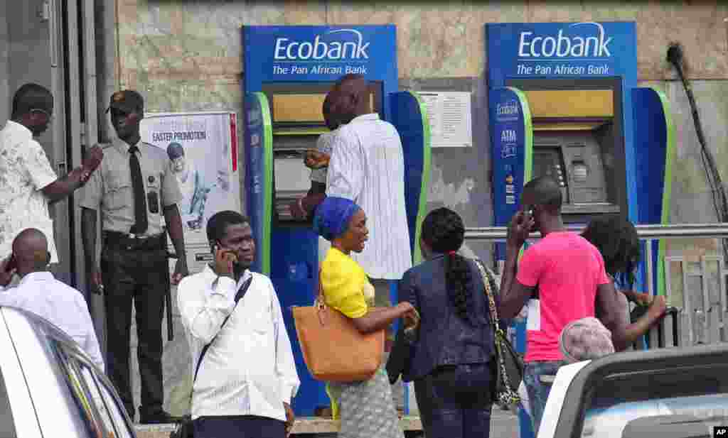 People queue outside a bank as fear spreads that public buildings might be closed due to the spread of the deadly Ebola virus, Monrovia, Liberia, Aug. 4, 2014.&nbsp;