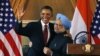 2010年11月8日，美国总统奥巴马访问新德里与印度总理辛格联合举行记者会后互相拥抱。（资料照） 