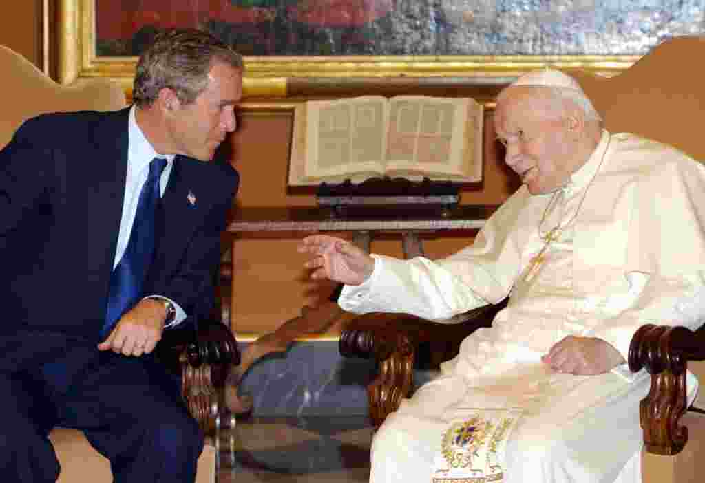 El Papa Juan Pablo IIdurante su encuentro en el Vaticano con George Bush, en mayo de 2002.