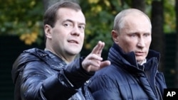 លោក​នាយករដ្ឋមន្ត្រី​​ Dmitry Medvedev (ខាងឆ្វេង)​និង​លោក​ Vladimir Putin ប្រធានាធិបតី​ប្រទេស​រុស្ស៊ី​​​ដើរ​​ជាមួយ​គ្នា​នៅតំបន់ Tver។​