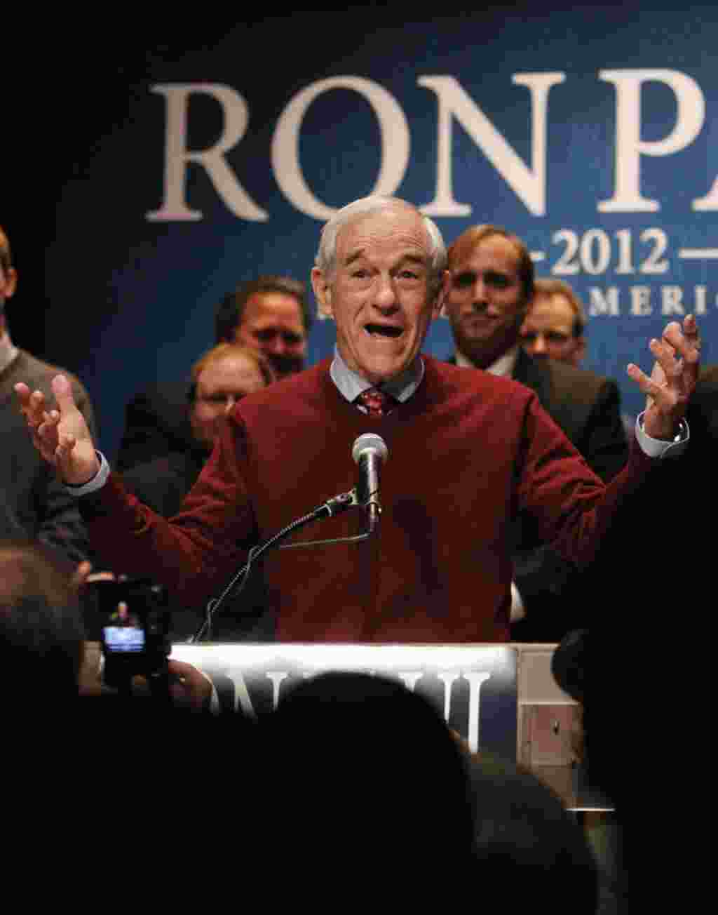 Bakal calon presiden dari Partai Republik, Ron Paul, berbicara kepada para pendukungnya pada malam berlangsungnya kaukus di Golden Valley, MInnesota (7/2) (REUTERS).