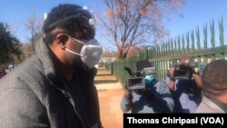 Hopewell Chin'ono devant le tribunal à Harare le 22 juillet 2020. (Thomas Chiripasi /VOA)