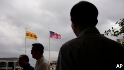 Cộng đồng người Việt tại Hoa Kỳ chia rẽ trong vấn đề trục xuất di dân Việt.
