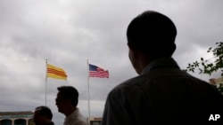 Cờ Việt Nam Cộng Hòa được người Việt hải ngoại xem là một biểu tượng thiêng liêng. Hình chụp tại một sự kiện cộng đồng tại California. Hình minh họa.