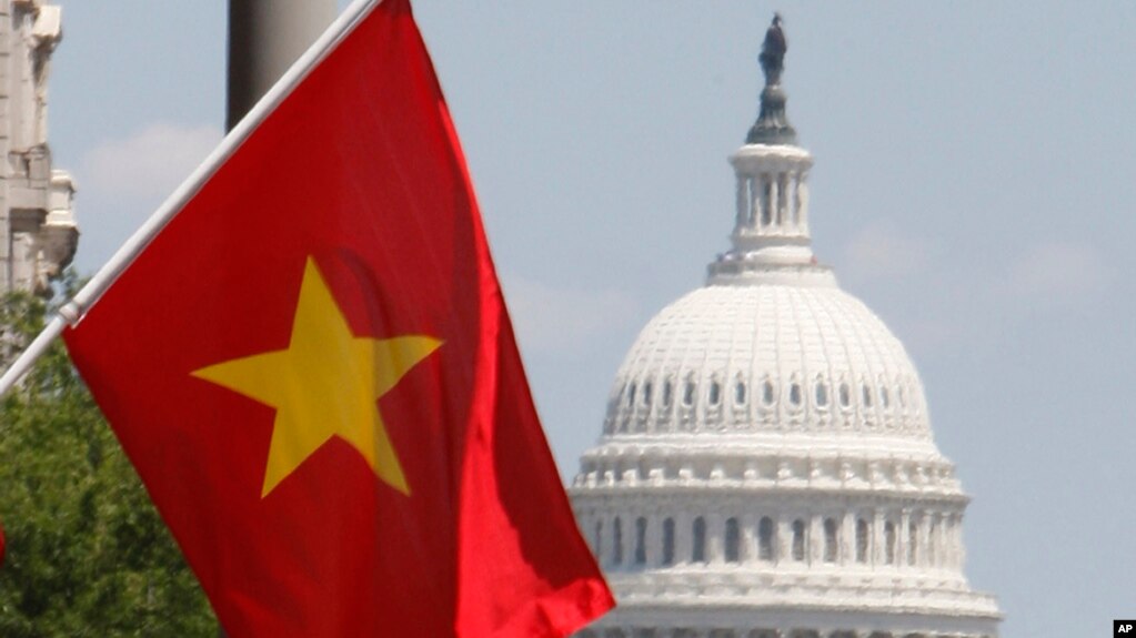 Cờ Việt Nam treo trên đường phố thủ thô Mỹ Washington, DC. Các cuộc điều tra về cáo buộc gian lận thương mại đối với Việt Nam được khởi xướng dưới thời Tổng thống Trump đang tiếp tục được thực hiện dưới chính quyền Biden.