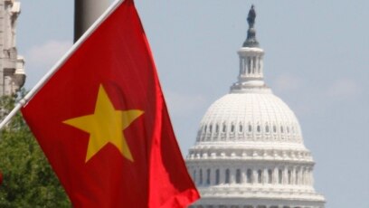 Cờ Việt Nam treo trên đường phố thủ thô Mỹ Washington, DC. Các cuộc điều tra về cáo buộc gian lận thương mại đối với Việt Nam được khởi xướng dưới thời Tổng thống Trump đang tiếp tục được thực hiện dưới chính quyền Biden.