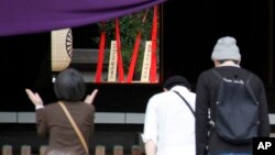 2015年4月21日日本首相安倍晋三贡献的祭品在正中后台
