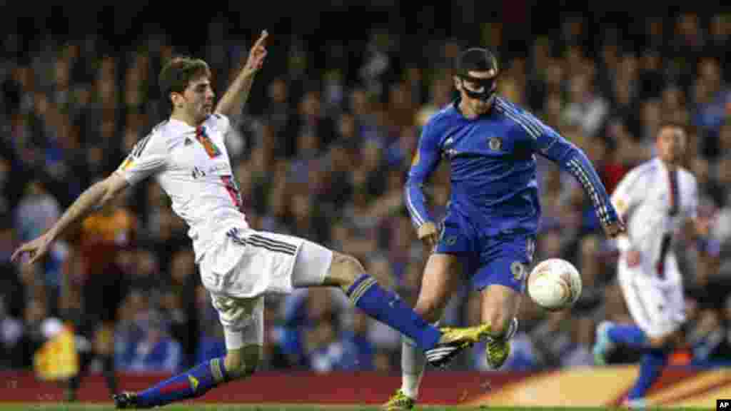 Fernando Torres wa Chelsea kulia, akijaribu kudhibiti mpira wakati mchezaji wa Basel Gaston Sauro kujaribu kumpokonya wakati wa duru ya pili ya nusu finali ya kombe la Europa katika uwanja michezo wa Chelsea Stamford Bridge mjini London, Alhamisi, Mei 2, 2013. (AP Photo/Kirst