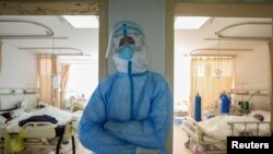 Un agent de la santé au sein de l'hôpital de la Croix-Rouge de Wuhan, l'épicentre de la nouvelle épidémie de coronavirus, dans la province de Hubei, en Chine, le 16 février 2020. (China Daily via REUTERS )