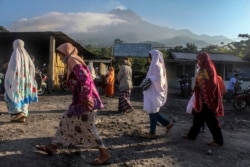 Warga pulang salat Idul Adha di Cangkringan, Yogyakarta, 31 Juli 2020. (Foto: AP)