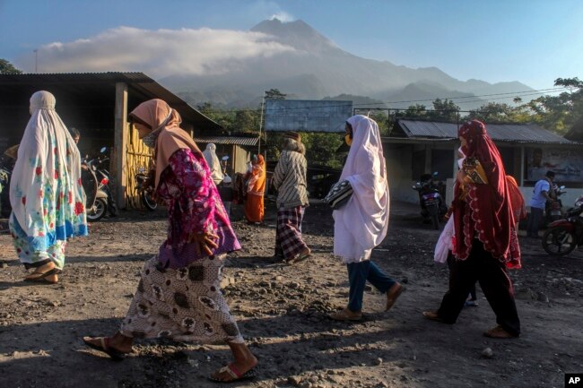 Warga pulang salat Idul Adha di Cangkringan, Yogyakarta, 31 Juli 2020. (Foto: AP)