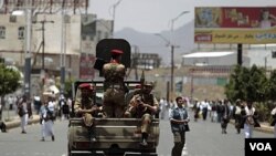 Pasukan pemerintah Yaman siaga di atas truk, sementara demonstran unjuk rasa menuntut mundurnya President Ali Abdullah Saleh di Sana'a (3/6).