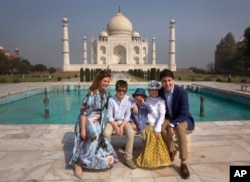 کنیڈین وزیر اعظم بھارتی دورے کے دوران اپنے اہل خانہ کے ساتھ تاج محل کے سامنے