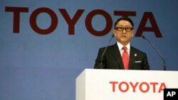 도요타의 도요타 아키오 사장이 지난 2015년 일본 도쿄에서 개최한 신년회견에서 해외 생산시설 증대계획을 밝히고 있다. 