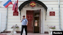 Un funcionario ruso sale de las oficinas del Servicio Federal de Inmigración en Moscú, la agencia que maneja la solicitud de Snowden.