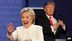 Capres Partai Republik Donald Trump dan saingannya Hillary Clinton (depan), usai acara debat di Las Vegas, Nevada Rabu (19/10) malam. 