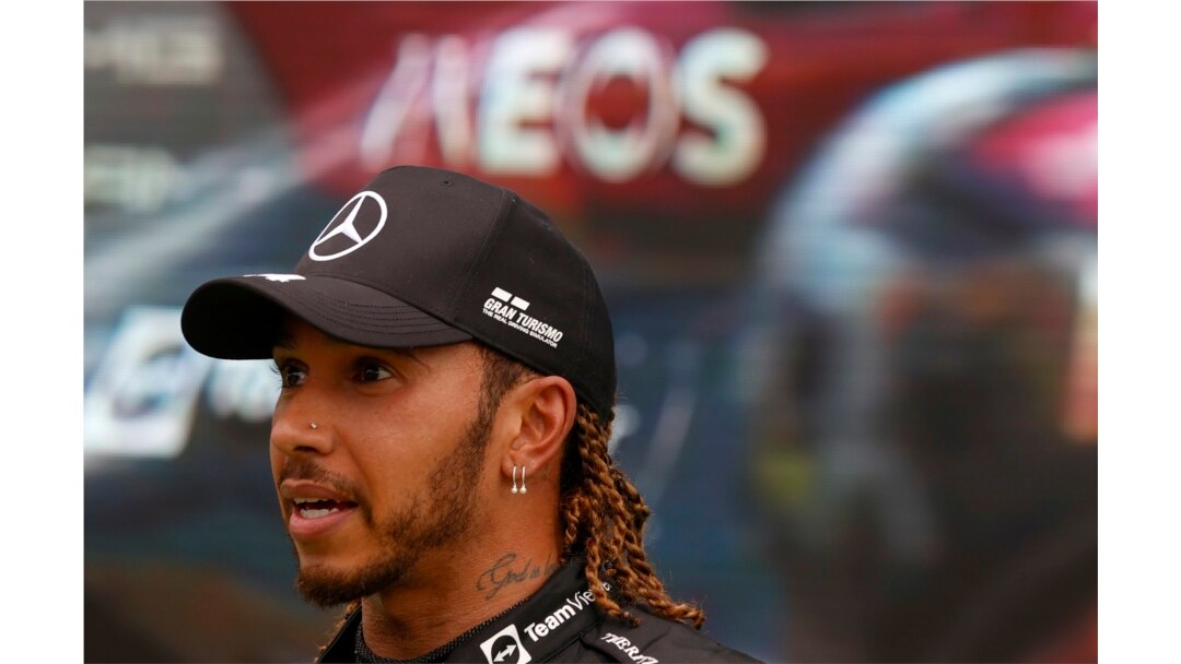 Pembalap Mercedes Lewis Hamilton dari Inggris berbicara kepada media setelah Grand Prix Formula Satu Hungaria, di Mogyorod, Hungaria, Minggu, 1 Agustus 2021. (Florion Goga/Pool via AP)