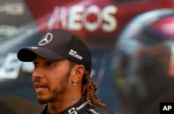 Pembalap Mercedes Lewis Hamilton dari Inggris berbicara kepada media setelah Grand Prix Formula Satu Hungaria, di Mogyorod, Hungaria, Minggu, 1 Agustus 2021. (Florion Goga/Pool via AP)