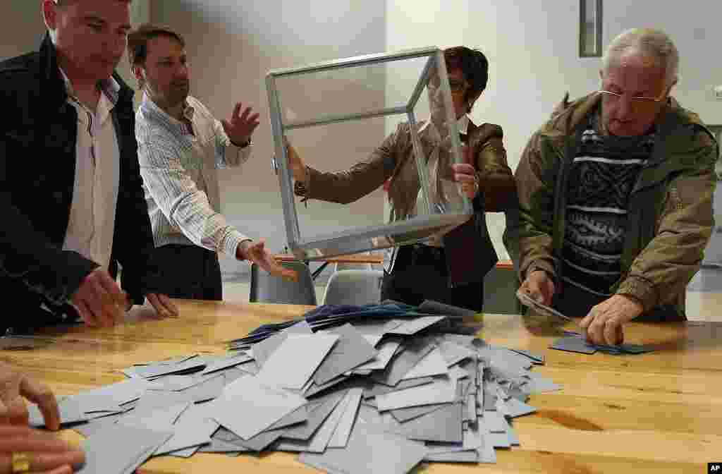 Election officials empty a ballot box to count votes of the second round of the 2012 French presidential election in Illkirch-Graffenstaden near Strasbourg, May 6, 2012. (Reuters)